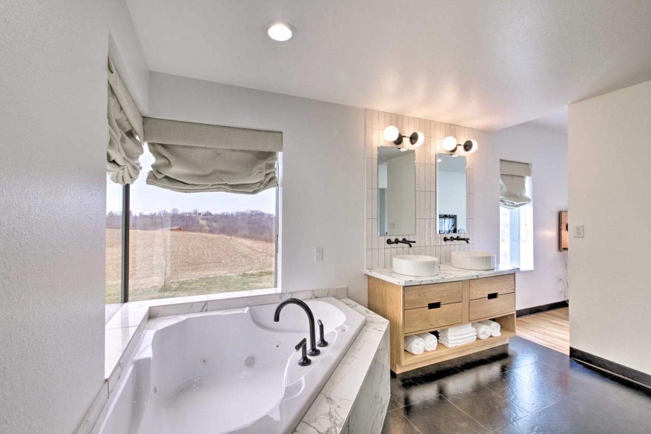 Luxe Amish Country Apartment With Rooftop Terrace! ミラーズバーグ エクステリア 写真